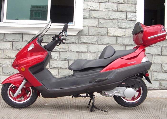 Xe máy tay ga màu đỏ có phanh tay, xe máy tay ga 150cc có ánh sáng mạnh