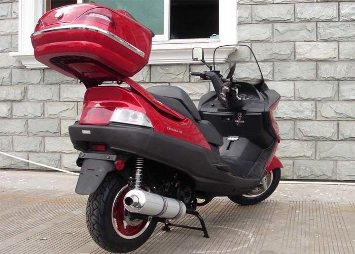 Xe máy tay ga màu đỏ có phanh tay, xe máy tay ga 150cc có ánh sáng mạnh
