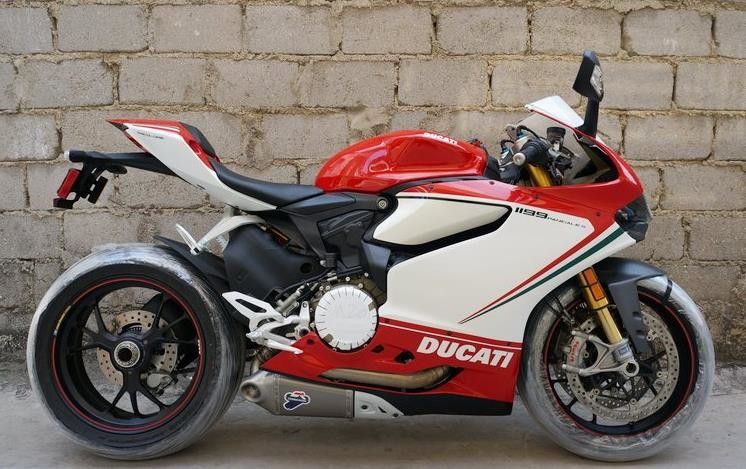 Bốn thì mô tô phân khối cao cấp 1199cc Ducati với xi lanh đôi 90 °