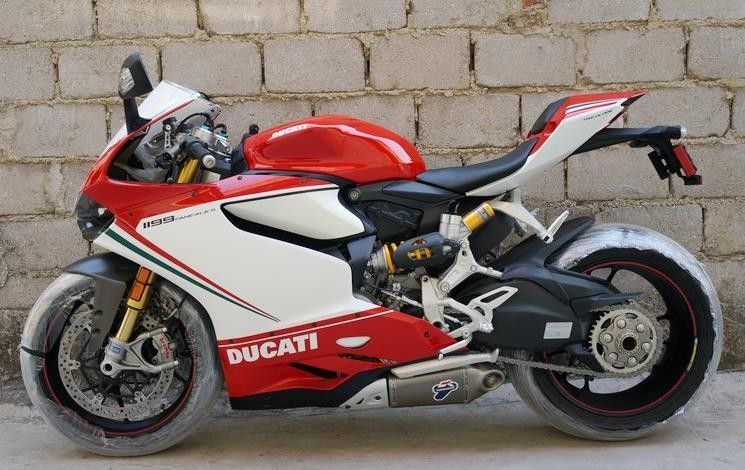 Bốn thì mô tô phân khối cao cấp 1199cc Ducati với xi lanh đôi 90 °