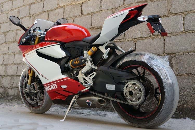 Bốn thì mô tô phân khối cao cấp 1199cc Ducati với xi lanh đôi 90 °