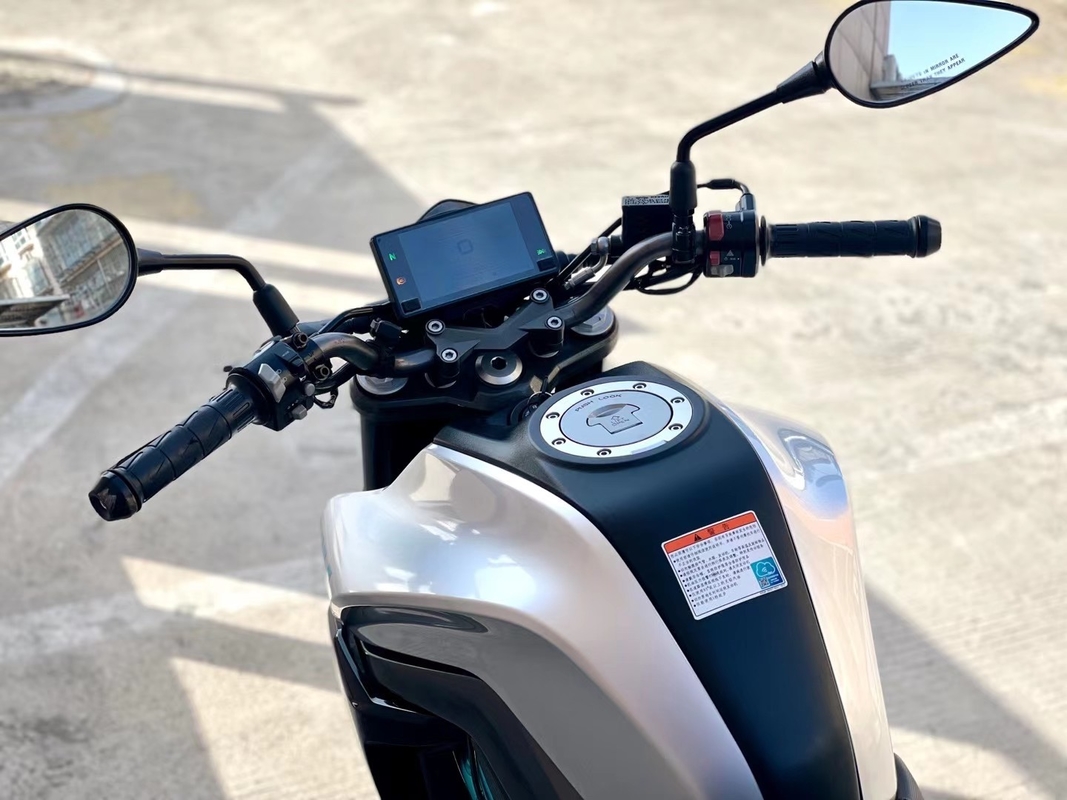 Xe mô tô công suất lớn 150cc với động cơ 4 thì SOHC 2 van làm mát bằng không khí