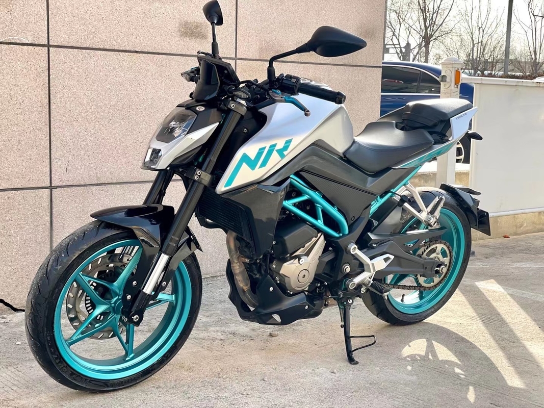 Xe mô tô công suất lớn 150cc với động cơ 4 thì SOHC 2 van làm mát bằng không khí