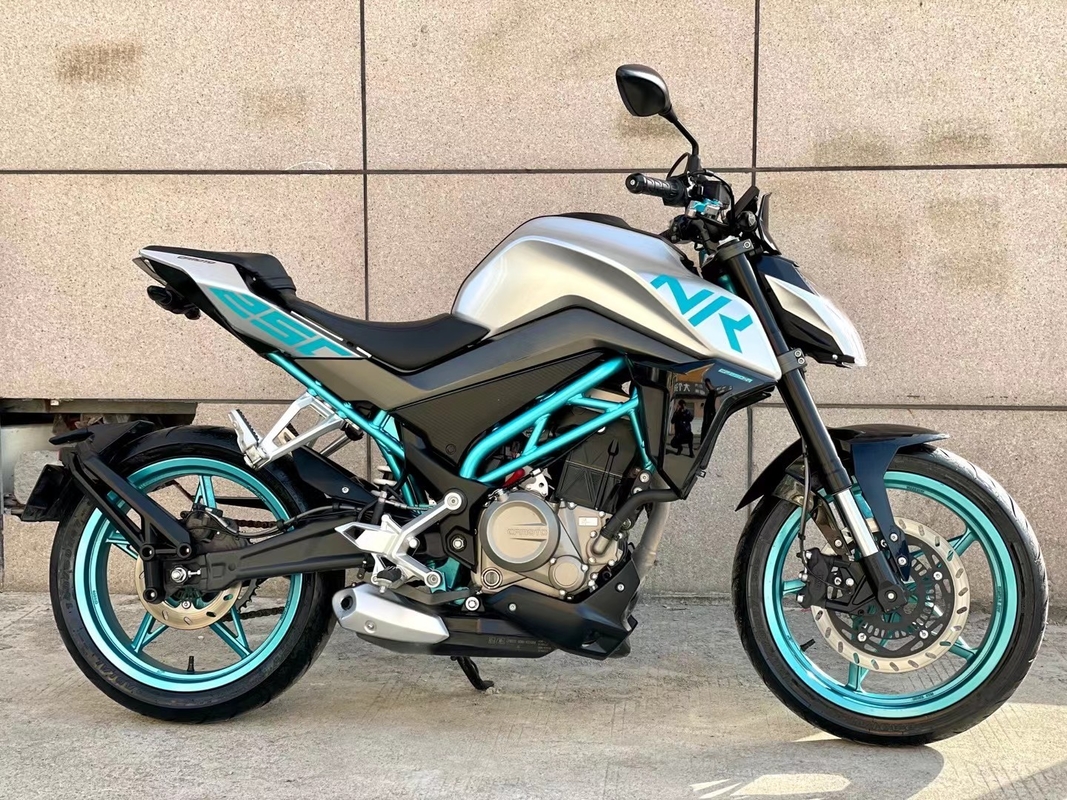 Xe mô tô công suất lớn 150cc với động cơ 4 thì SOHC 2 van làm mát bằng không khí